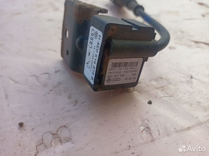 Датчик ускорения пневмоподвески Audi A8 4E0616575B