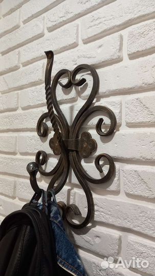 Кованная настенная вешалка