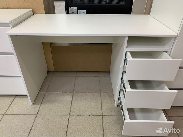 Стол письменный белый