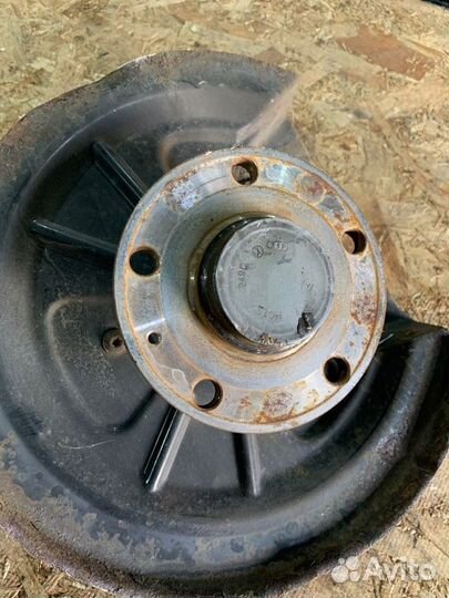 Кулак задний левый Volkswagen Golf 6 (5 хб)