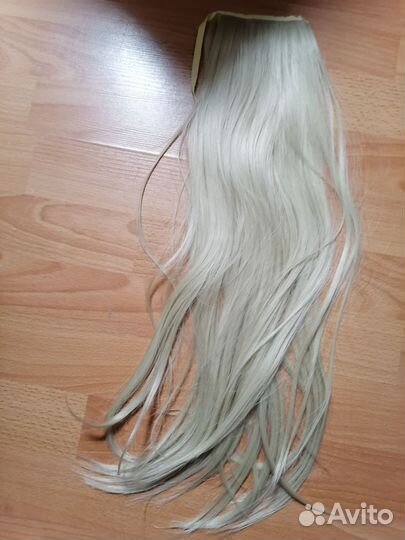 Волосы на заколках блонд