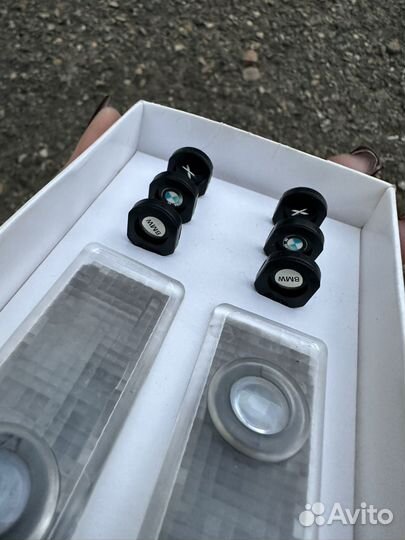 Неоновая подсветка двеной карты с логотипом BMW