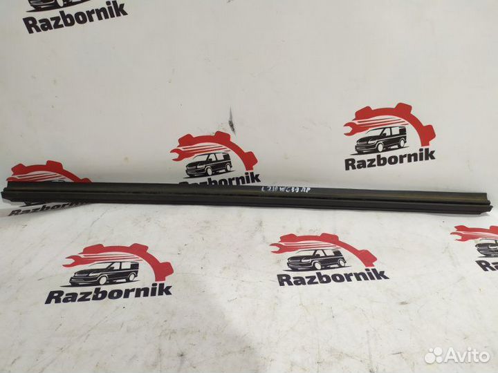 Уплотнитель стекла двери передний правый Mercedes