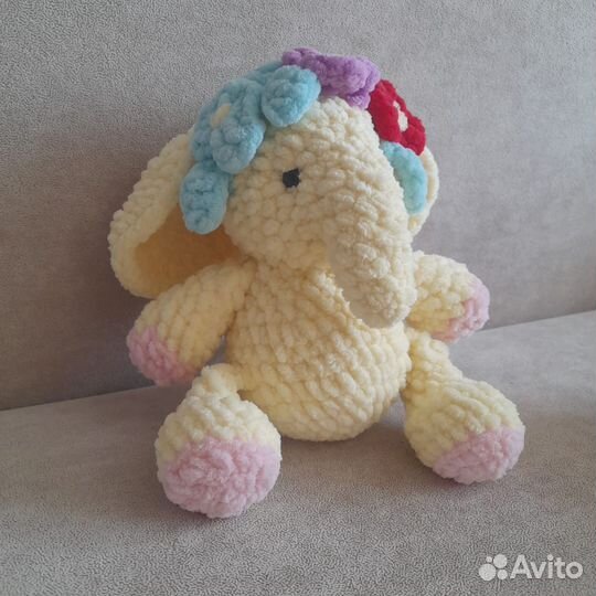 Игрушка вязанная слон