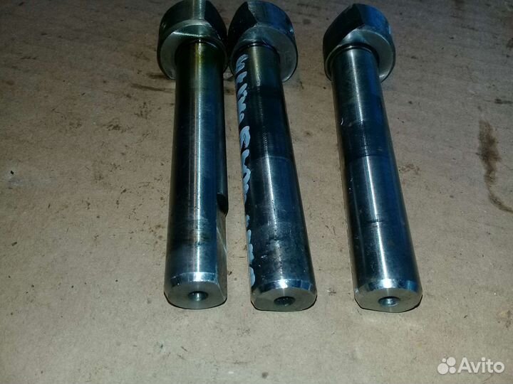 Ось шестерни заднего хода Chery Amulet A15