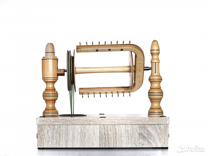 Электрическая прялка классическая на подиуме
