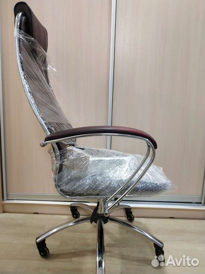 Сломанное компьютерное кресло из натуральной кожи