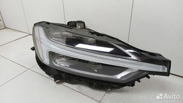 Фара правая Volvo XC60