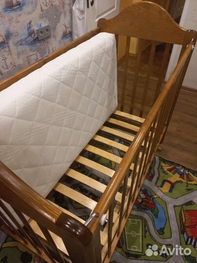 Детская кроватка с маятником