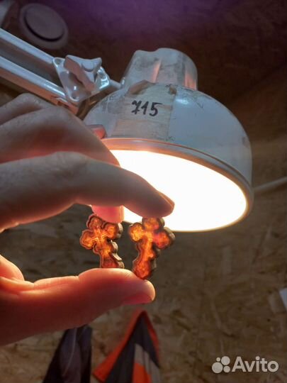 Крестик из янтаря в деревянном обкладе