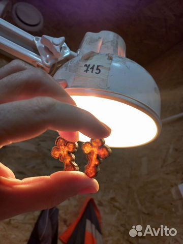 Крестик из янтаря в деревянном обкладе