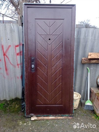 Металлическая и деревянная дверь бу