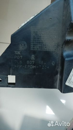 Кронштейн фары VW Touareg 07-10 правый (VAG)