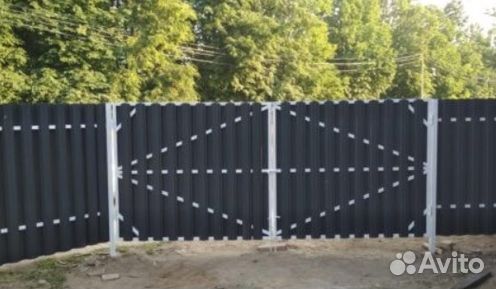 Забор из штакетника в шахматном порядке