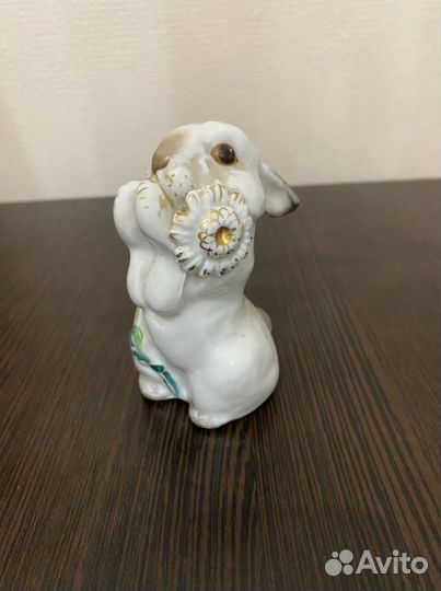 Фарфоровая статуэтка заяц с цветком лфз