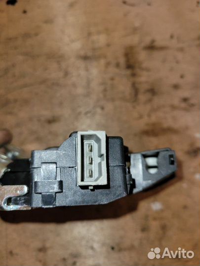 Замок крышки багажника Audi A4 B8 CDH 2010