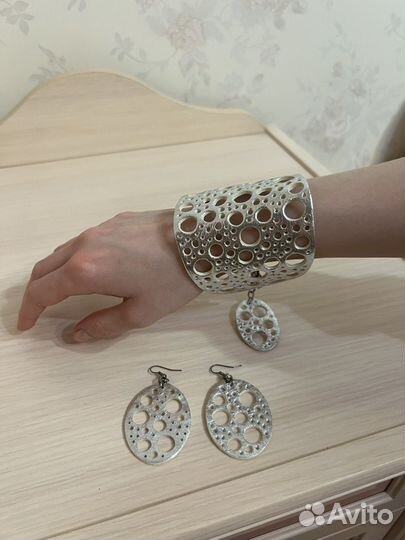 Украшение из кожи