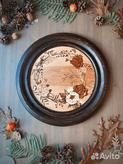 Круглые часы и панно маркетри