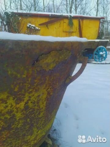 Старинный чугунный чан