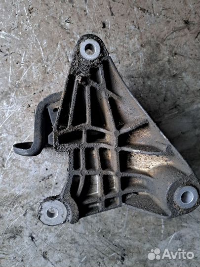 Подушка МКПП Volkswagen Transporter T5