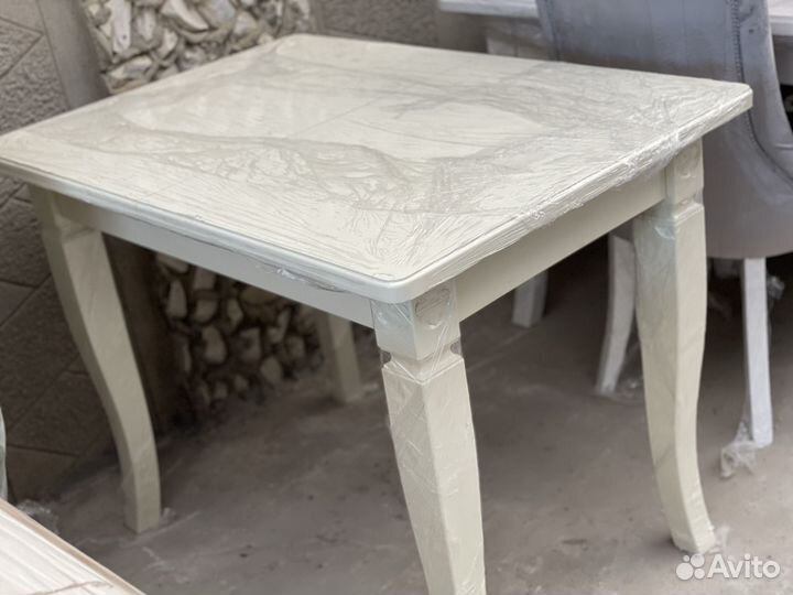 Стол и стулья