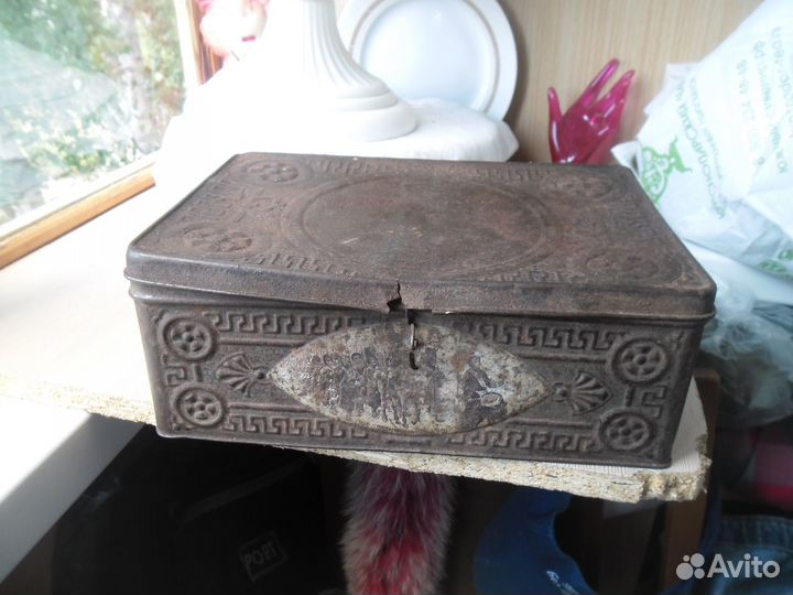 Жестяная старинная коробка кондитерская фабрика Д