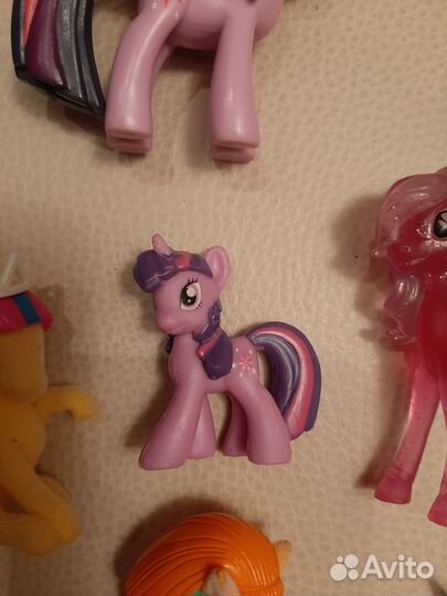 Коллекция фигурок пони и лошадок