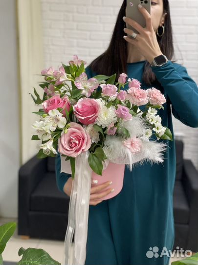 Цветы в шляпных коробках и корзинах