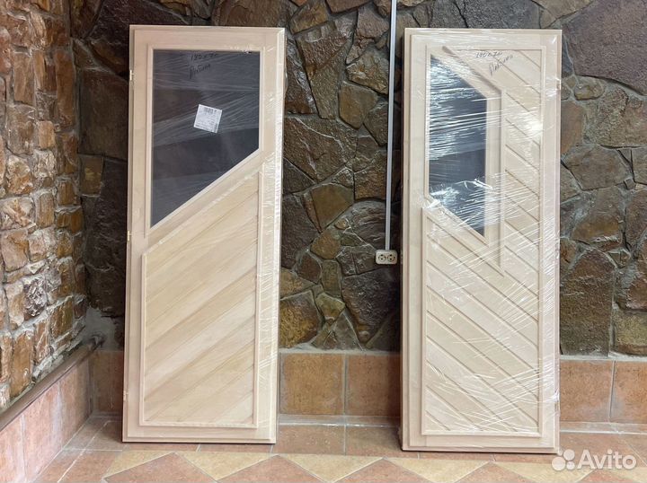 Двери стеклянные деревянные для бани