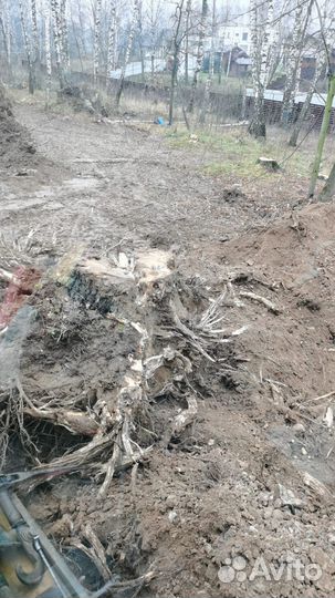 Корчевание пней экскаватором