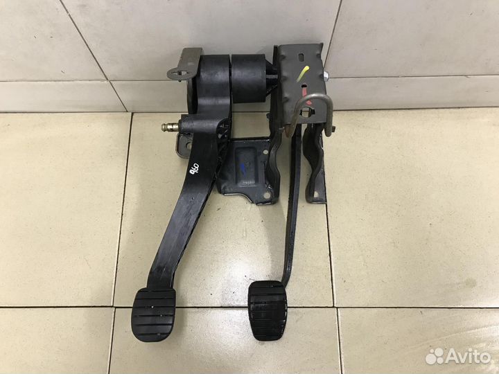 Блок педалей Duster 2012