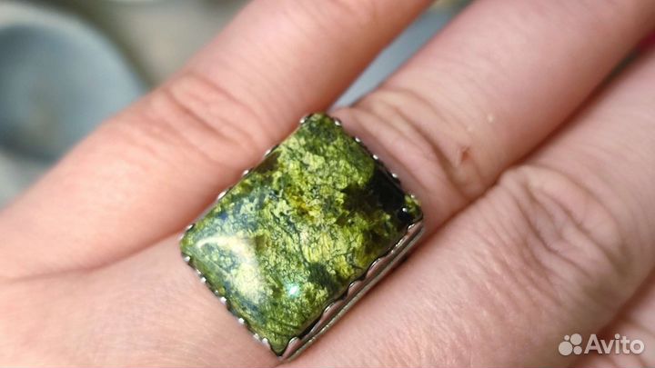 Кольцо с уральским змеевиком, 17,5 р-р 925