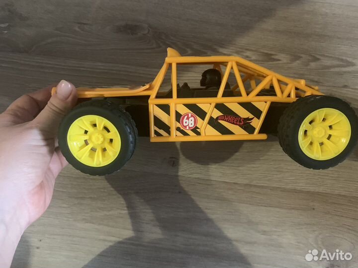 Машинка 1:16 на управлении 17099 Hot wheels