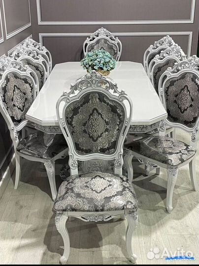 Стол и стулья