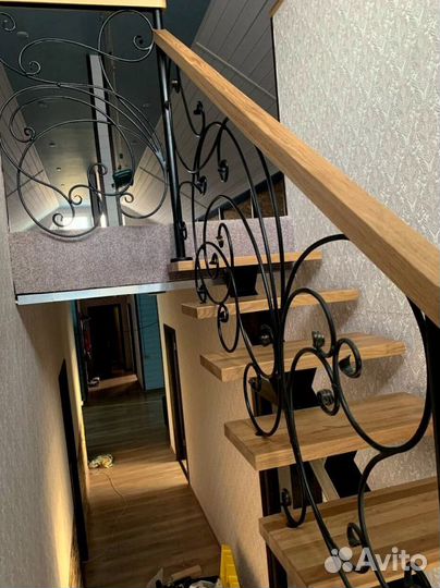 Лестница с забежными ступенями в коттедж