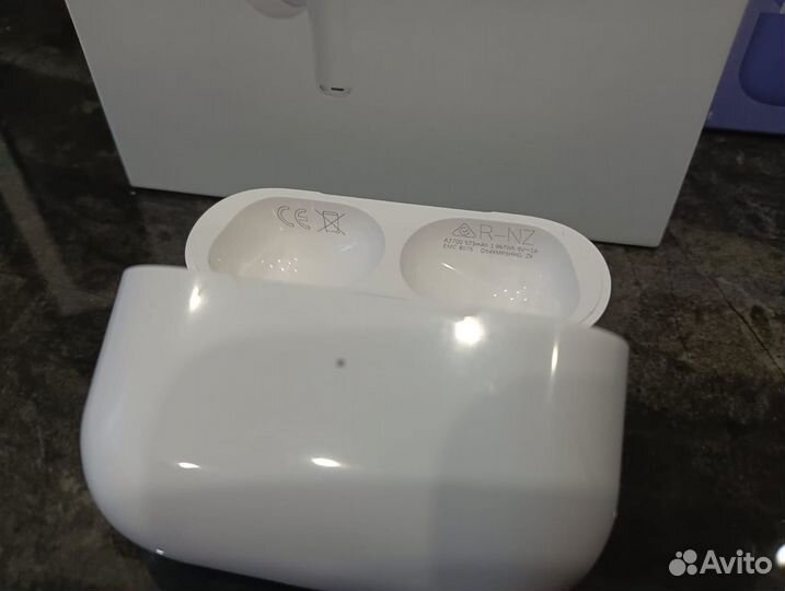 Airpods Pro 2 Platinum lightning