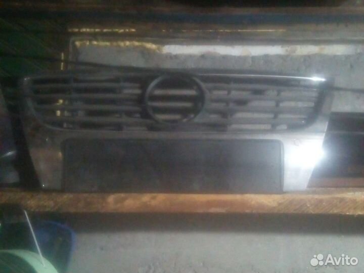 Передняя решетка радиатора пассат б6