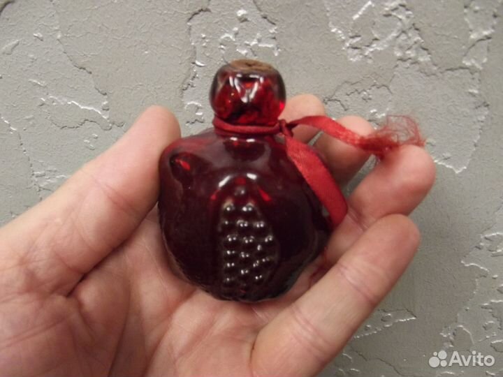 Сувенирная маленькая бутылка от гранатового вина
