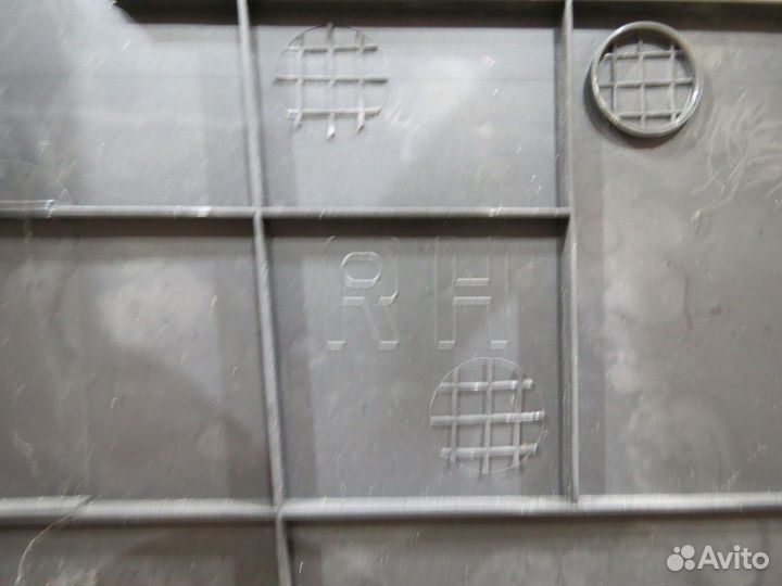 Обшивка стойки средняя правая Hyundai Solaris 2