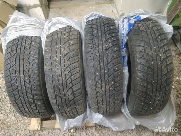 Kumho I'Zen RV Stud KC16 215/70 R16