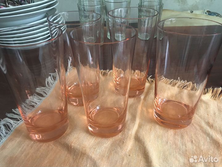 Высокие стеклянные стаканы под воду или сок