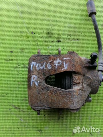 Суппорт передний правый Фольксваген Гольф 5 плюс