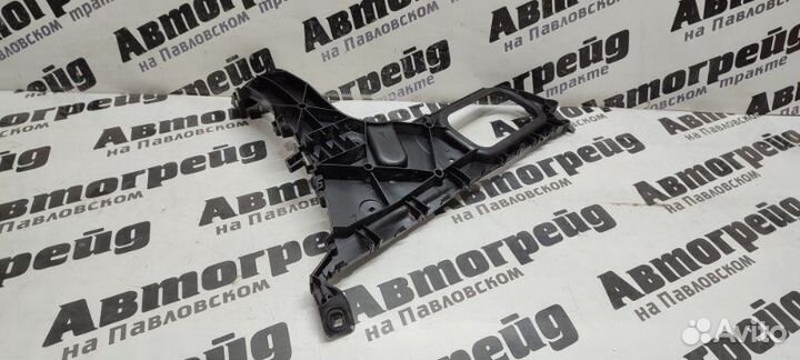 Крепление бампера заднее правое Audi Q7 4LB BAR