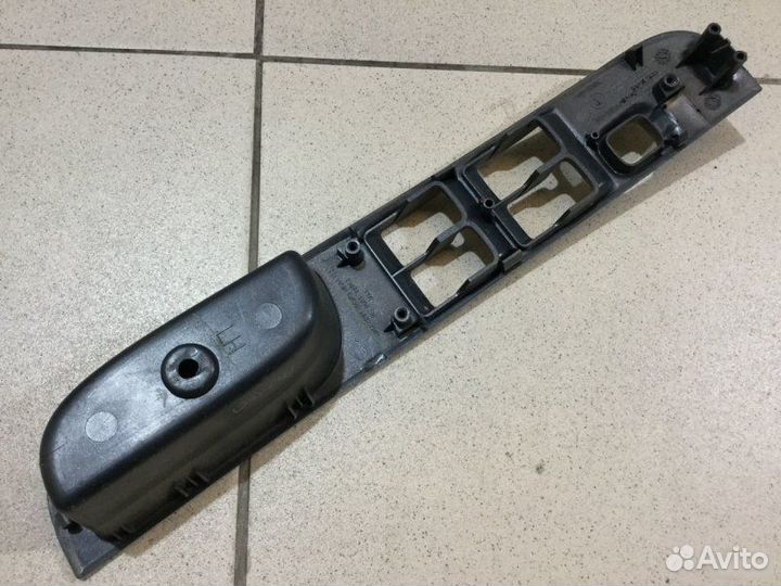 Накладка блока стеклоподъемника Mitsubishi L200 KB