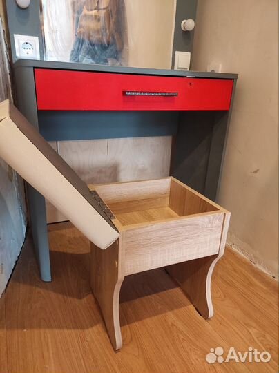 Туалетный столик с пуфом и подсветкой (крашенный)