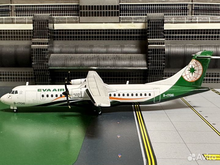 Модель ATR-72-600 EVA AIR 1/200 albatros