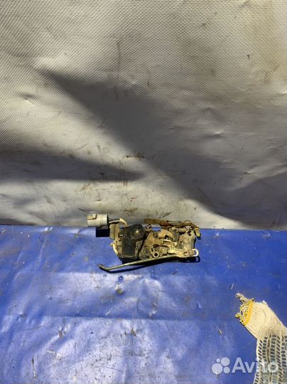 Замок двери передний левый toyota sprinter ae100