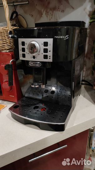Кофемашина Delonghi magnifica s