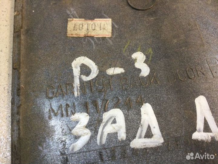 Накладка двери багажника Mitsubishi Pajero 3 V6