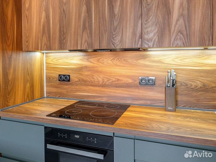 Кухня с антресолями под проект светлая